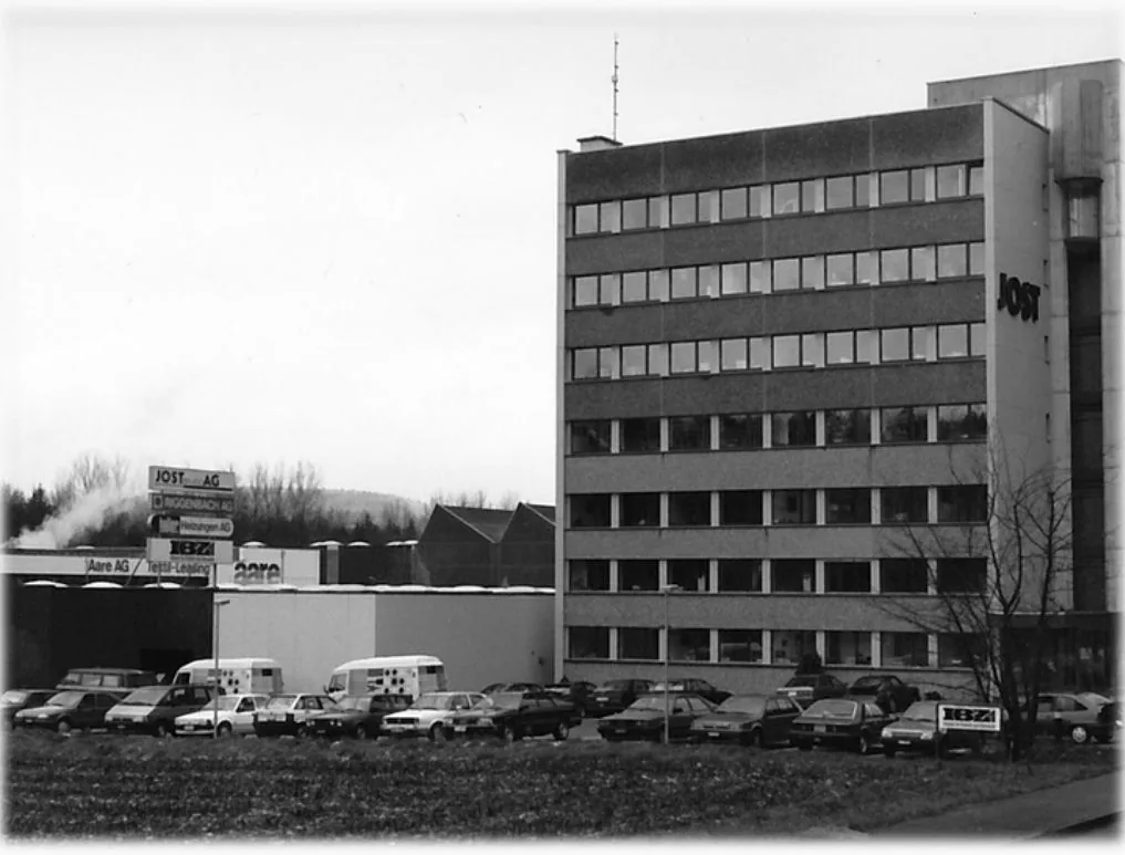 Hauptsitz Brugg mit Aufstockung und Aussenglasliften
